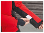 Eine rote Jacke mit schwarzen Details und einem Fach für einen Skipass.