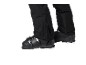 Person in schwarzer Skihose und schwarzen Skischuhen.