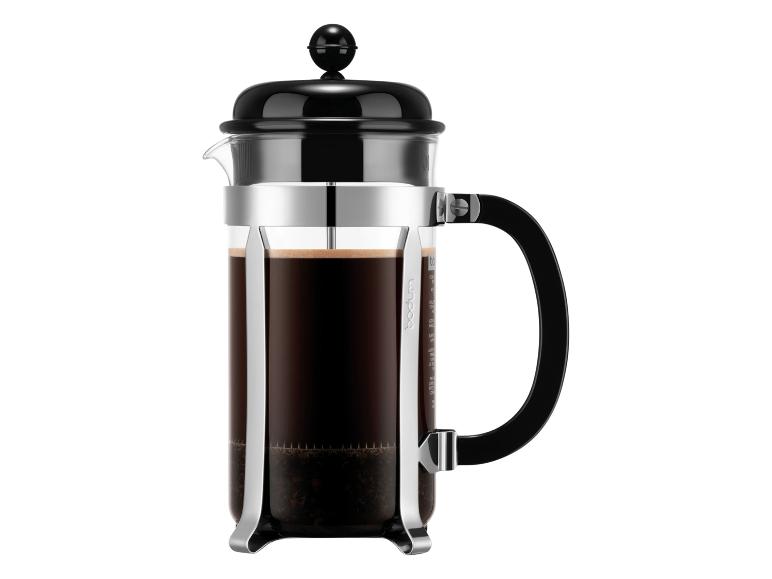 French Press Kaffeebereiter mit dunklem Kaffee und Kaffeesatz, schwarzem Deckel und Griff sowie Chromrahmen.