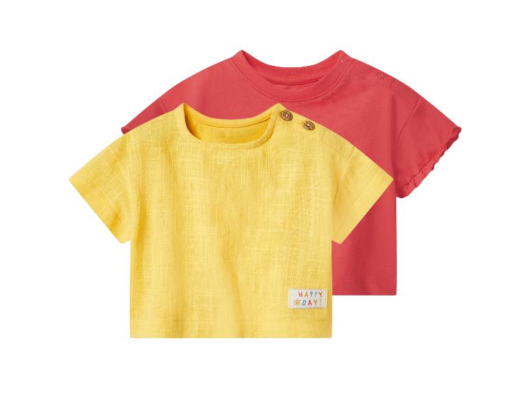 Gelbes und rotes kurzärmeliges Baby-T-Shirt, das gelbe mit dem Text „HAPPY DAY!“.