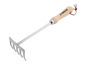 Eine Metall-Harke mit Holzstiel von Parkside.
