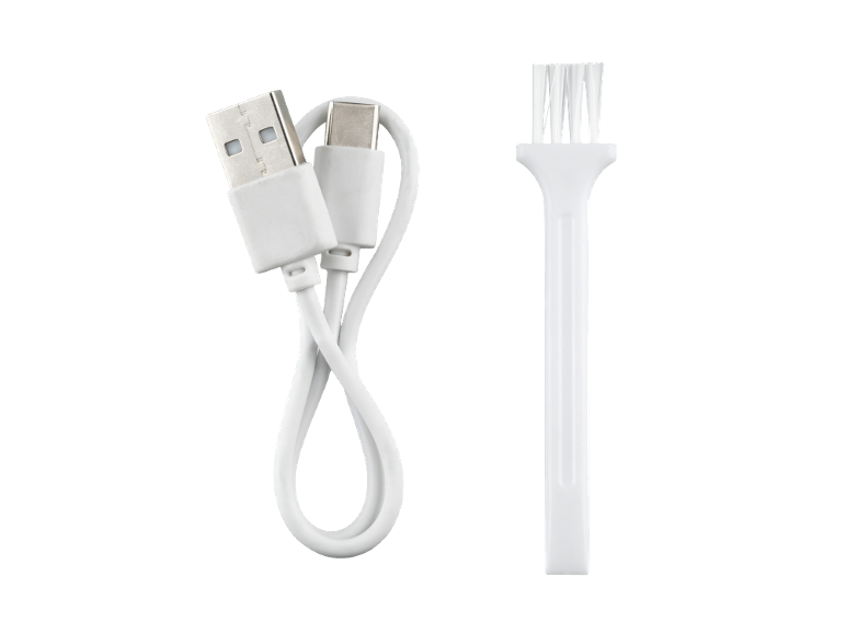Weißes USB-A zu USB-C Kabel und eine kleine weiße Reinigungsbürste.