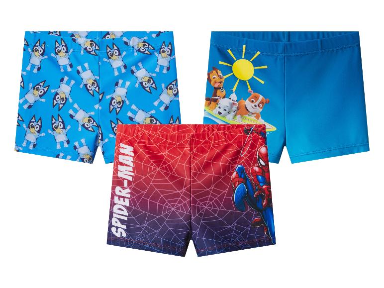 Drei Kinder-Badehosen: blau mit Hunden, blau mit Welpen und rot-blau mit Spider-Man.