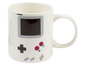 Eine weiße Tasse mit einem Game Boy-Konsolenmotiv.
