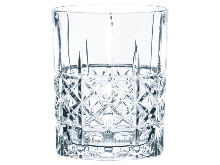 Ein klares Glas Whiskyglas mit einem gravierten Design.
