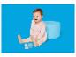 Lächelndes Baby in rosa Body und beiger Strumpfhose spielt mit Bauklötzen.