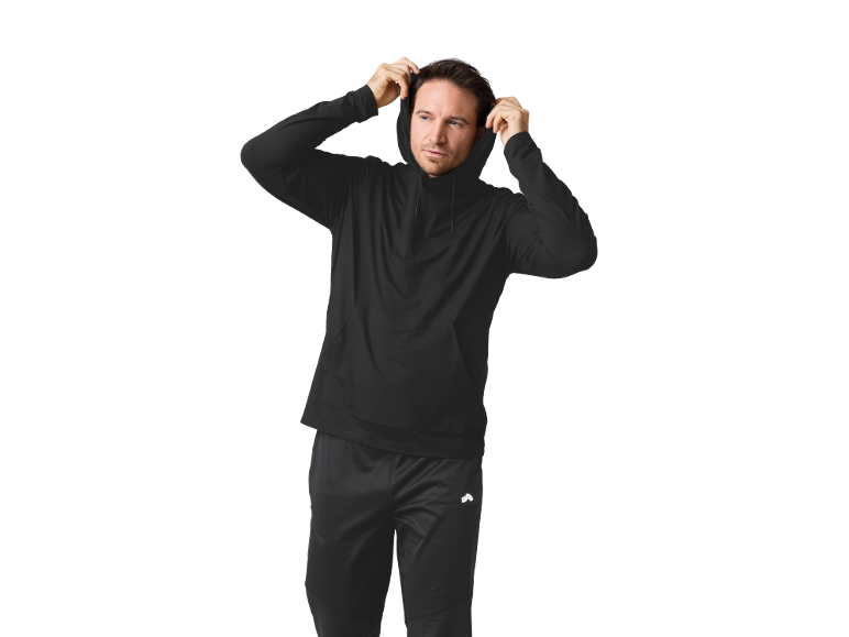 Mann in einem schwarzen Sport-Hoodie und einer Sporthose.