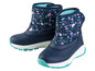 Zwei Paar blaue Winterstiefel mit Blumenmuster