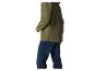 Herrenjacke in Olivgrün und Jeans.