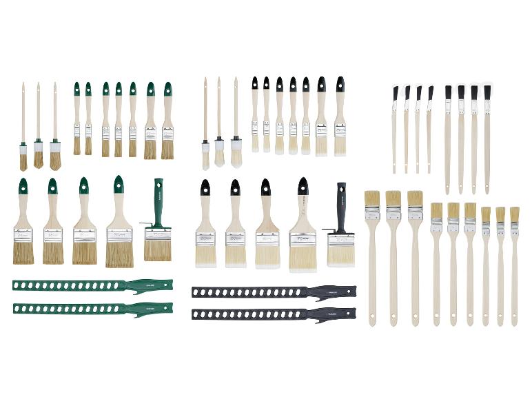 Eine große Sammlung von Pinseln verschiedener Größen und Typen, darunter Flach-, Rund- und Winkelpinsel, einige mit grünen oder schwarzen Griffen, sowie zwei grüne und zwei schwarze Farbkämme, alles auf weißem Hintergrund.