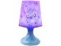 Violettes Nachtlicht mit Zeichentrickfigur und Sternen, auf blauem Sockel.