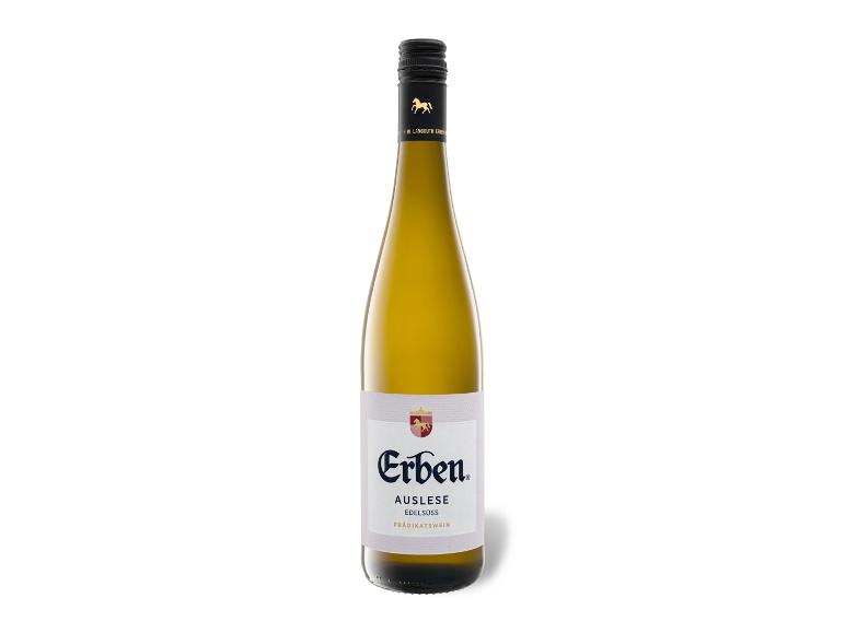 Flasche Weißwein mit der Aufschrift „Auslese Edelsüss Prädikatswein“ auf dem Etikett.