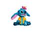 LEGO Disney Stitch Figur, mit gelbem Hawaiihemd und einer rosa Blume auf dem Kopf.