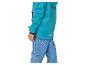 Kind trägt eine türkisfarbene Jacke und blaue Jeans.