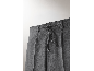 Nahaufnahme einer grauen Herrenhose mit Kordelzug am Bund.