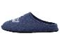 Blaue Filzpantoffeln mit weißen Details.