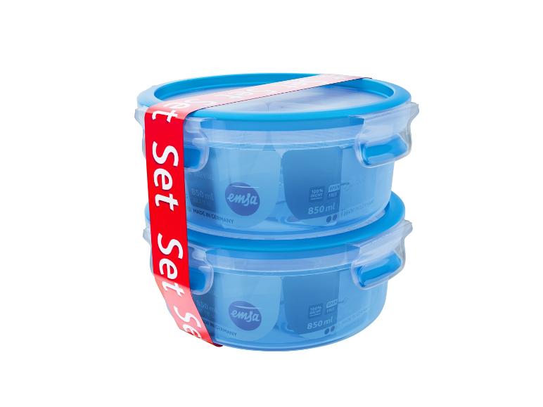 Zwei blaue runde Lebensmittelbehälter mit einem roten Band mit der Aufschrift „Set“ und 850 ml Fassungsvermögen.