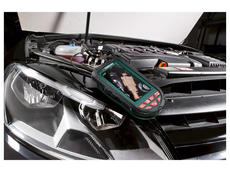 Digitales Inspektionsendoskop zeigt ein Autoteil bei geöffneter Motorhaube.