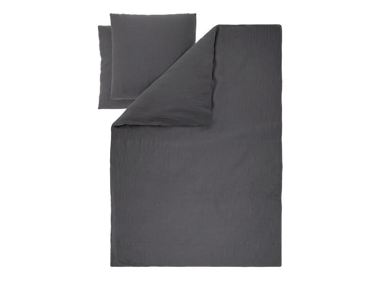 Dunkelgraues Musselin-Bettwäscheset mit zwei Kissen und einer Decke.