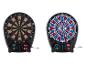 Zwei elektronische Dartboards mit digitalen Anzeigetafeln.