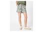 Damen-Shorts mit Blumenmuster und olivgrünes T-Shirt