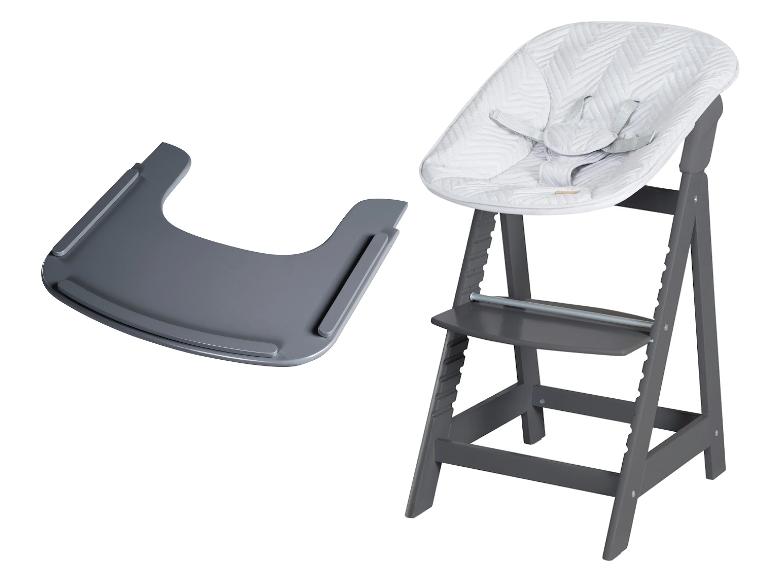 Grauer Hochstuhl mit weiß gepolstertem Sitz und abnehmbarem Tablett.