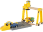 Holzspielzeug-Set mit gelbem Kran, LKW und Auto auf einem Anhänger.