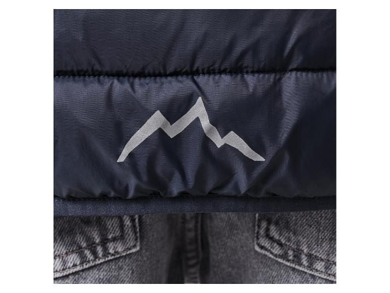 Detail einer Daunenjacke mit Berglogo.
