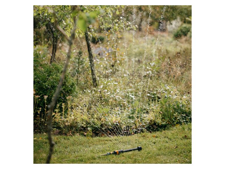 Gartensprenger bewässert Rasen und Pflanzen.