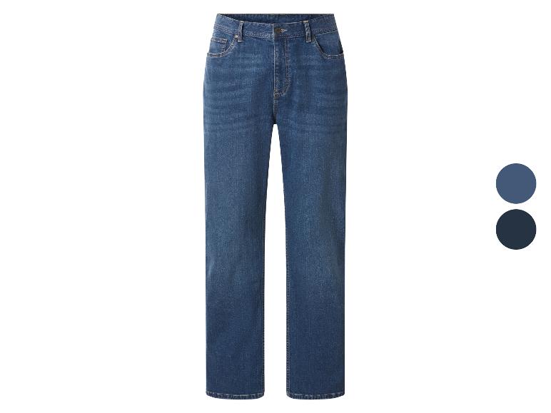 Blaue Straight-Fit-Jeans mit zwei Farbmustern daneben