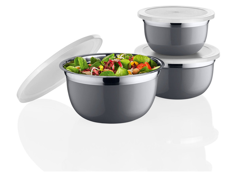 Drei graue Schüsseln mit Deckeln, eine mit Salat