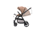 Verstellbarer beiger Kinderwagen mit schwarzem Gestell, zeigt Sitz- und Griffpositionen.