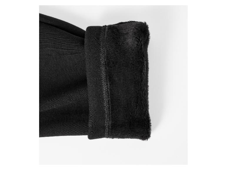 Schwarze, pelzgefütterte Leggings mit sichtbaren Nähten.