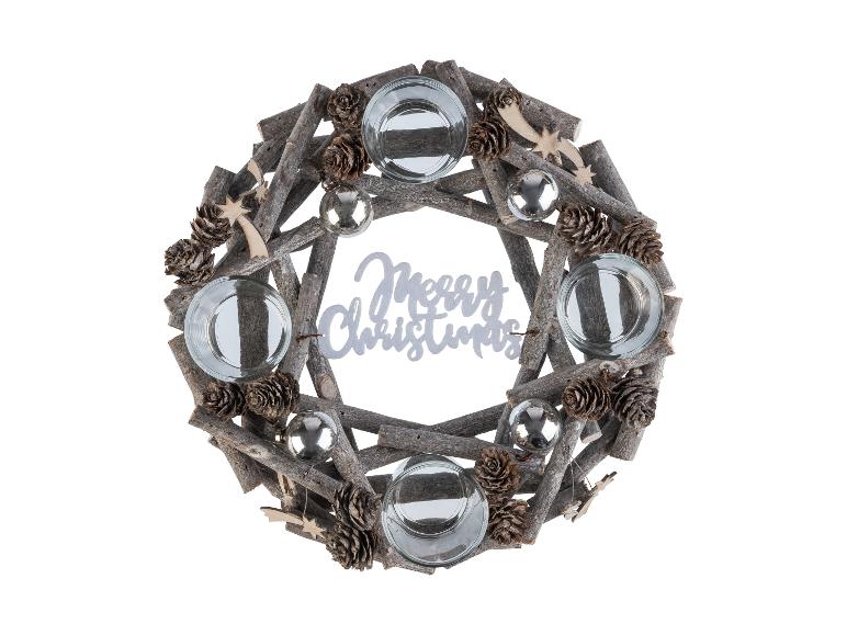 Weihnachtskranz aus Holz mit Tannenzapfen, Kugeln und Kerzenhaltern.