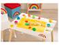 Spieltisch mit bunter Knetmasse, Werkzeugen und Förmchen, mit Stuhl und Aufbewahrungsbox.