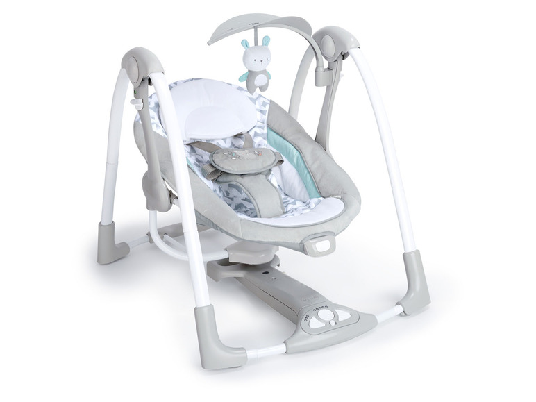 Ein grauer Babyschaukel mit einem Spielzeugkaninchen.