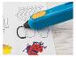 Ein blauer 3D-Stift wird zum Zeichnen auf einem weißen Buch mit Umrissen verwendet.