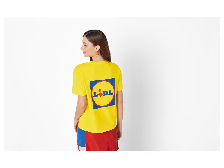 Gelbes Lidl T-Shirt und bunte Shorts.