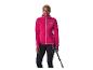 Frau in pinker Fleecejacke und schwarzen Leggings mit Wanderstöcken.