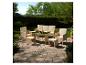 Gartenmöbel-Set aus Rattan mit Sofa, Sesseln, Tisch und Hockern auf einer Terrasse.