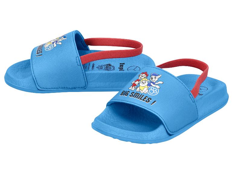 Blaue Kinder-Badesandalen mit rotem Riemen und Welpenaufdruck.