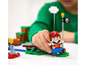 LEGO Super Mario Figur mit einem Fragezeichenblock und einer Flagge mit Totenkopf.