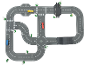 Spielzeug-Straßenbahn mit Autos, einer Brücke und einem Kreisverkehr auf weißem Hintergrund.