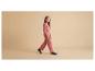 Mädchen in rosa Pyjama mit schwarzen Herzen und dunkelblauen Socken.