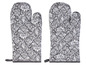 Zwei graue Ofenhandschuhe mit weißem Blumendesign.