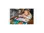 Mädchen mit FRANZIS Adventskalender Kinder Buch, lächelnd und spielend.