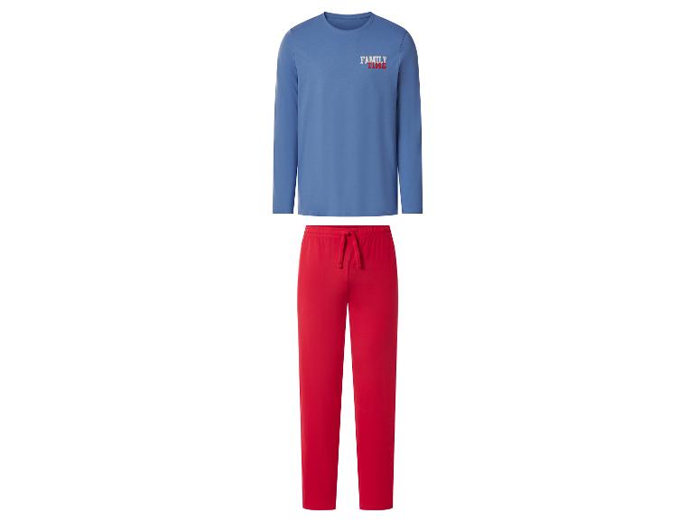 Blaues Langarmshirt mit „FAMILY TIME“-Aufschrift und rote Pyjamahose.
