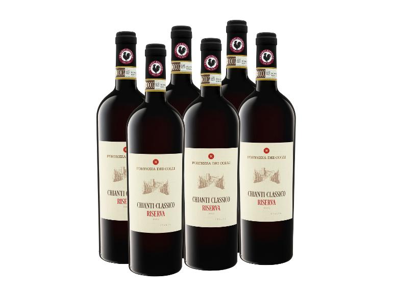 Sechs dunkle Weinflaschen mit hellen Etiketten, auf denen „Chianti Classico Riserva“ steht.