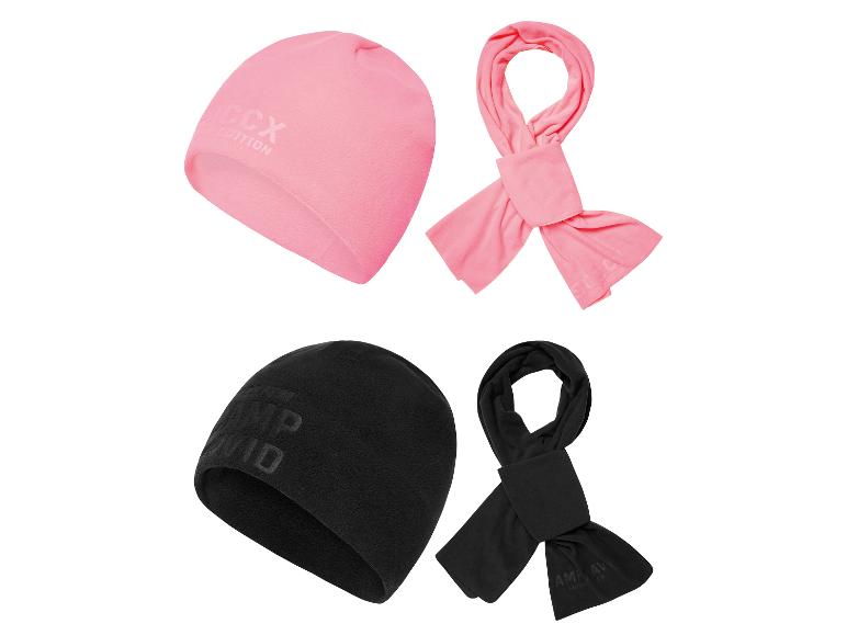 Zwei Sets aus Fleece-Mützen und Schals, eines in Pink und eines in Schwarz, mit dezentem Branding.