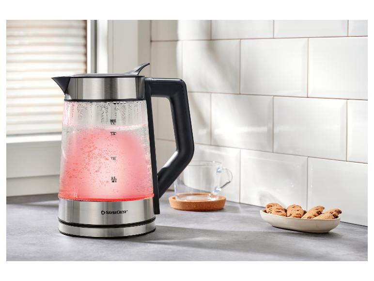 Ein SilverCrest Glaswasserkocher mit rosa Wasser auf einer Küchenarbeitsplatte.